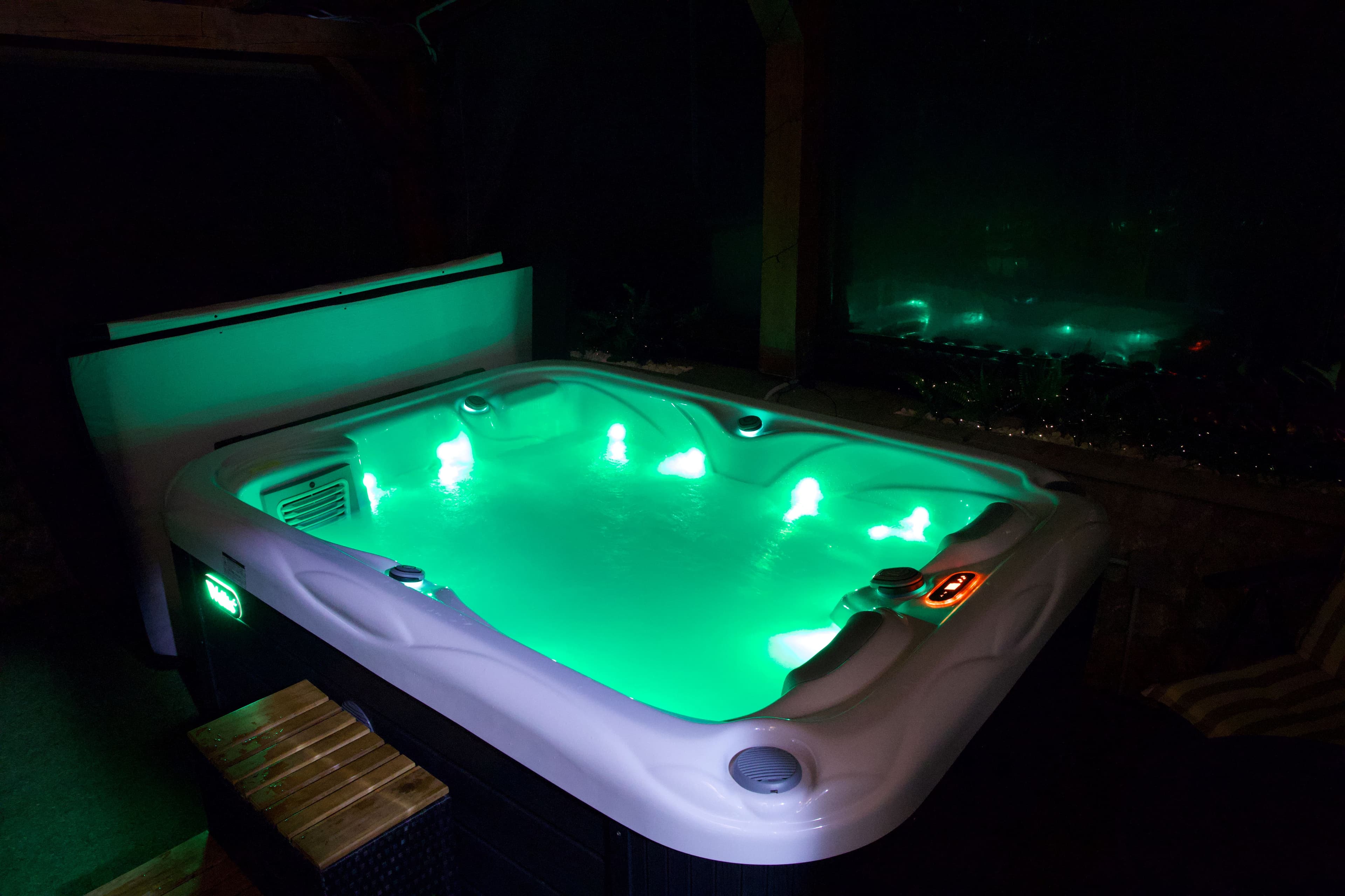 Jakuzzi télen kivilágítva