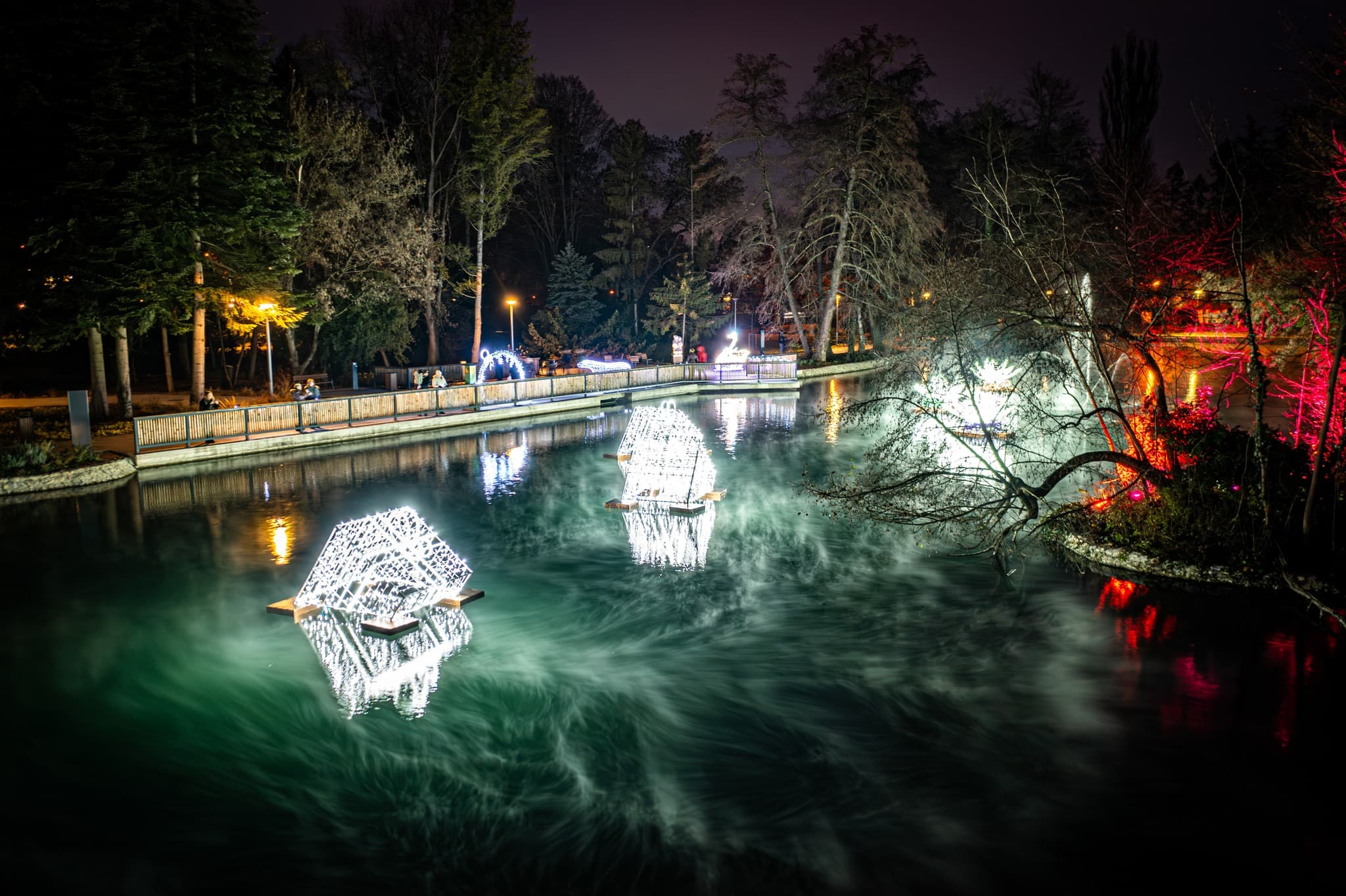 Csónakázó tó adventi világítással
