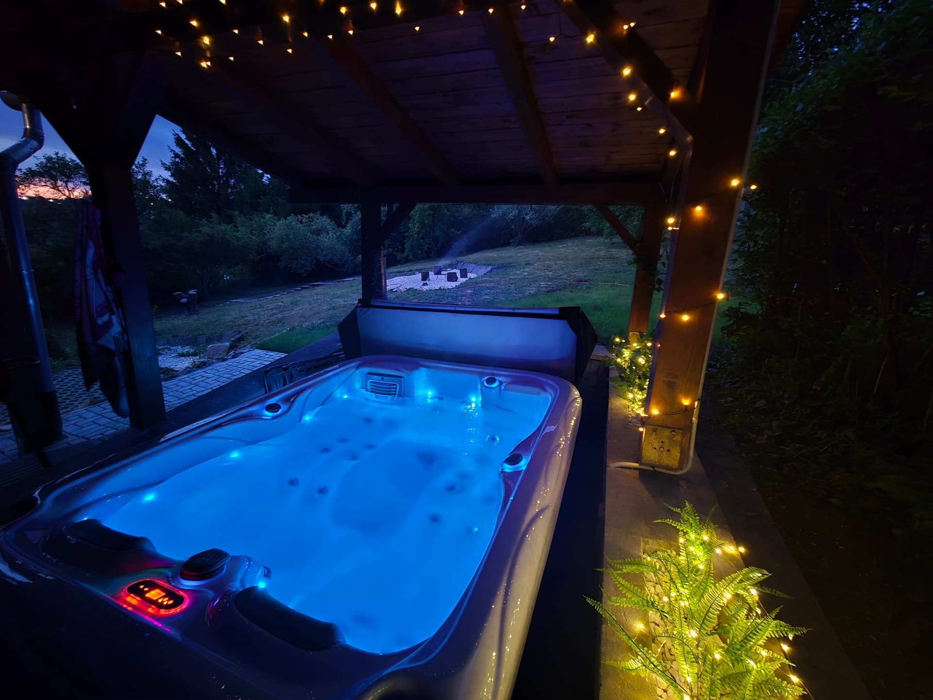 Jakuzzi kivilágítva